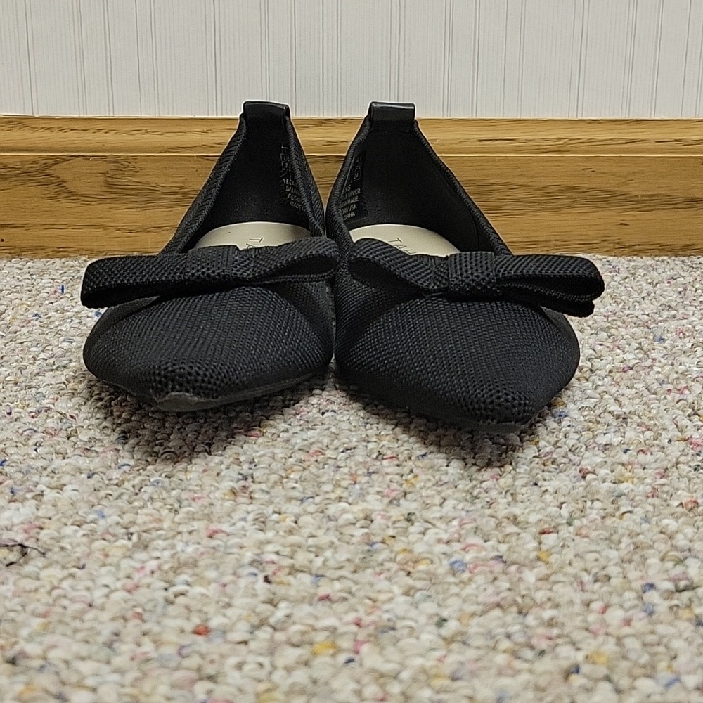 Tahari Athens Black Vegan Upper Fabric Flats Sz 7.5 Office Business lightweight - Picture 1 of 7